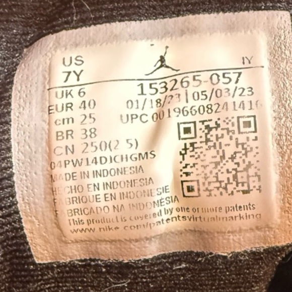 Jordan 12 Kids Sneakers in Black and “Field Purple” - Size 7Y - Picture 9 of 9